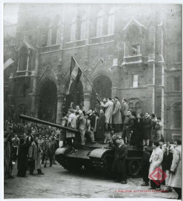 Felkelők barátkoznak a szovjet katonákkal a Kossuth téren 1956.10.25-én