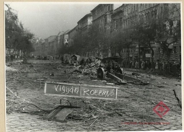 1956. október -pillanatkép a romos körútról.