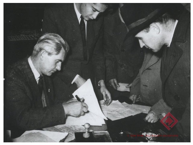 Az újjászerveződött Független Kisgazdapárt szervezési igazolványokat ad ki.